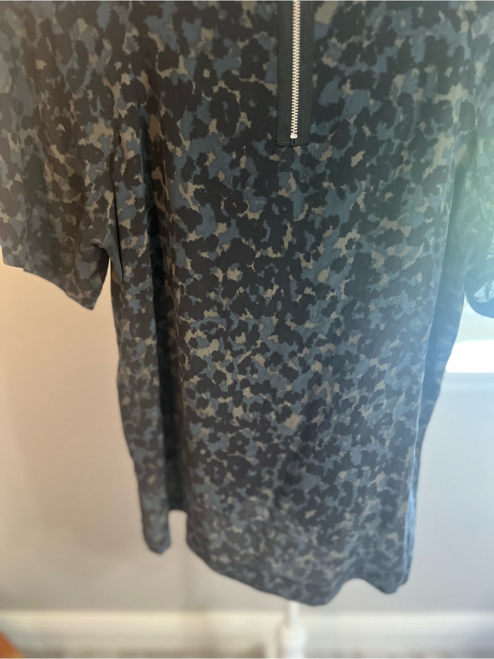 Madewell Medium Silk Front Row Tee in Ink Spot Leopard Blouse Top Shirt - Picture 12 of 13